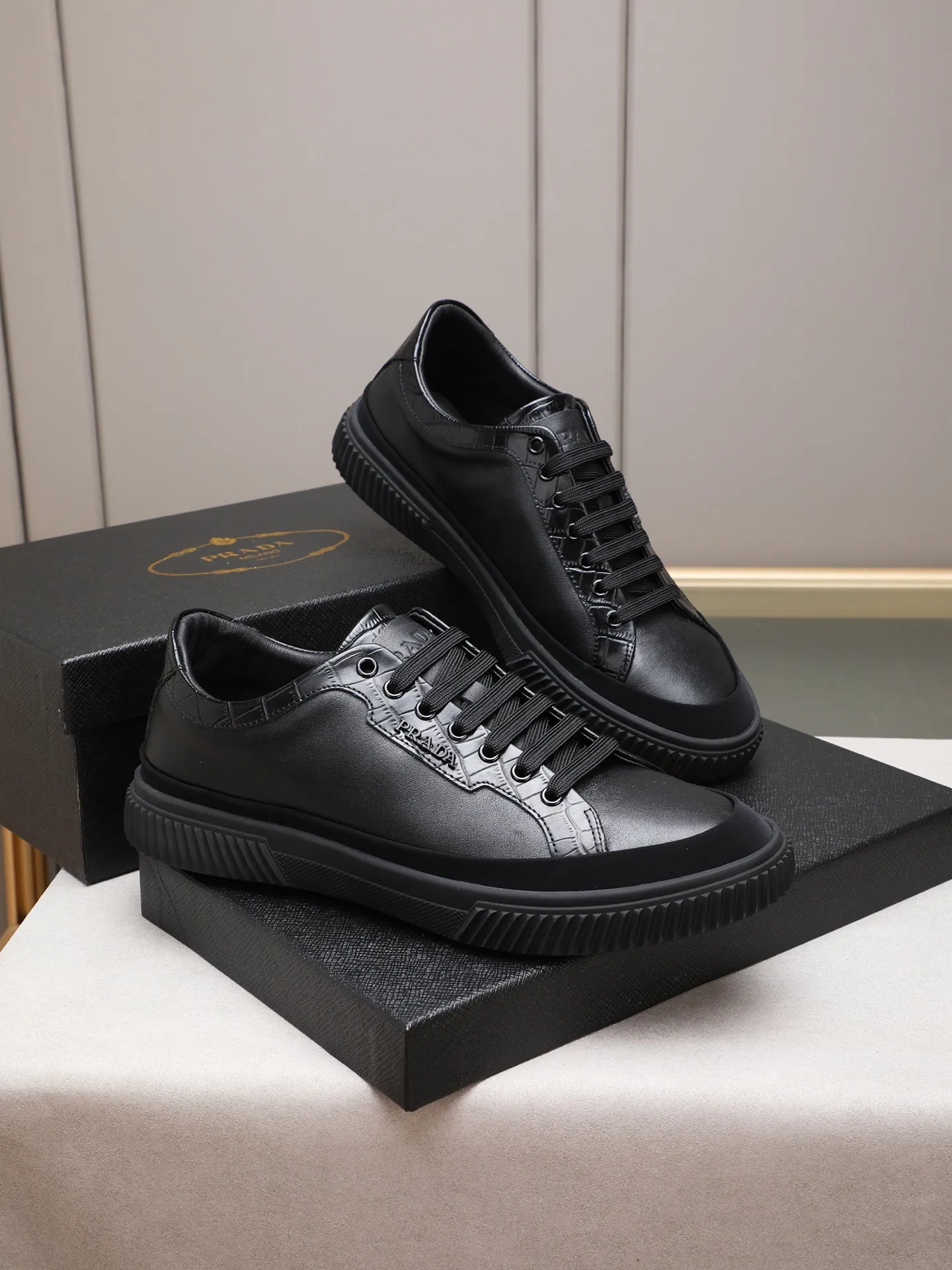 Men's shoes💰420💰 Brand: PRADA (Prada) Standard code: Men's code 38–44 (45 can be customized) Material: Original cowhide, breathable sheep lining Special outsole Style category: Men's fashionable casual sneakers Low-key luxury! Color: actual picture color